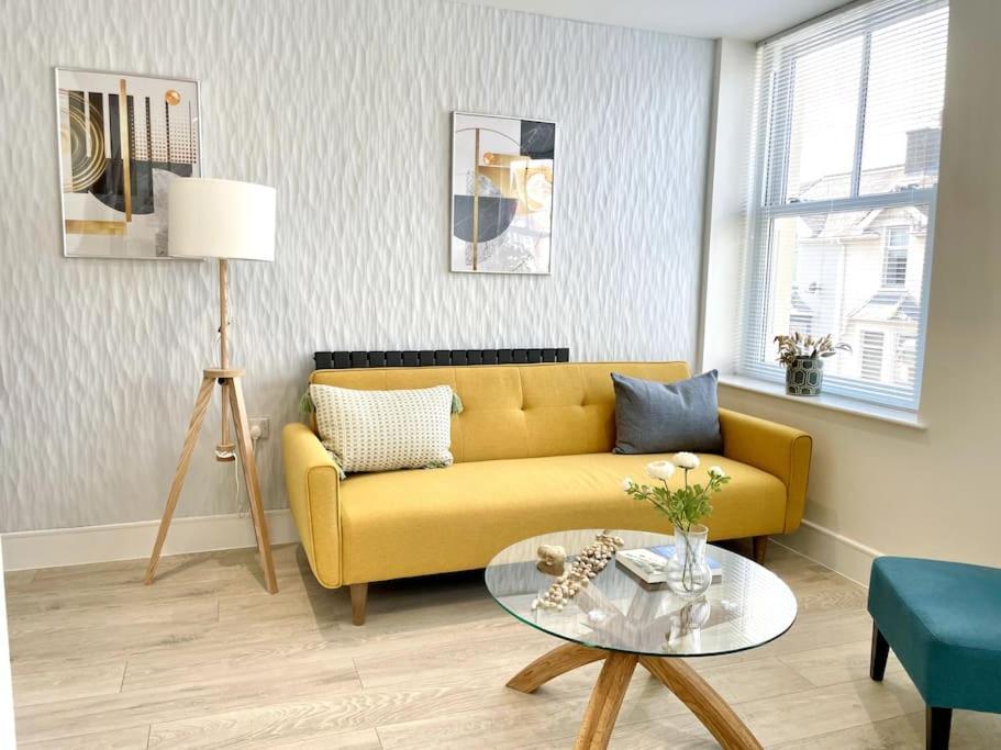 Apartment Luxury 1 Bedroom Apt, Prime Location *