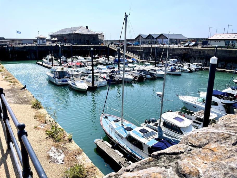 Luxury 1 Bedroom Apt, Prime Location * Porthcawl