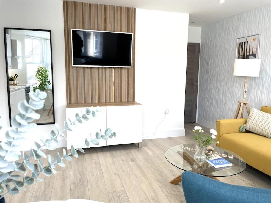 Luxury 1 Bedroom Apt, Prime Location