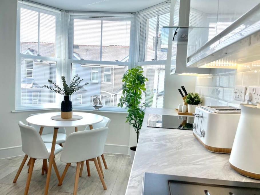 Luxury 1 Bedroom Apt, Prime Location Porthcawl